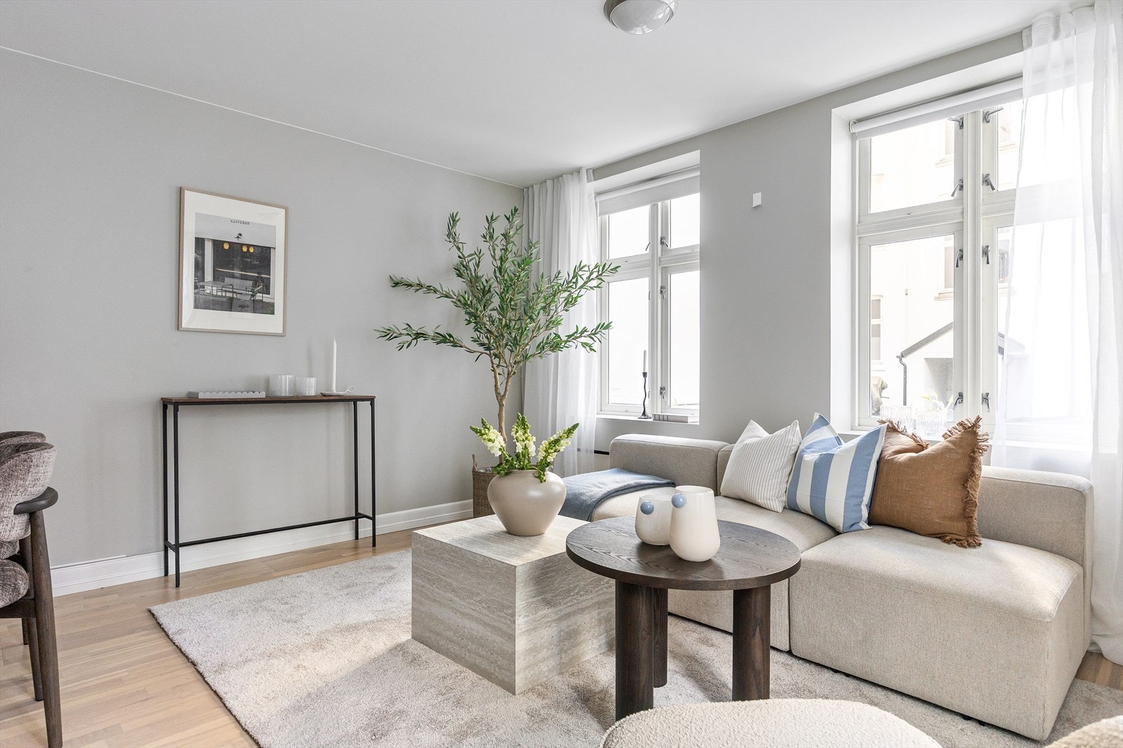 I stuen er det god plass til sofa med tilhørende spisebord. Galleribilde