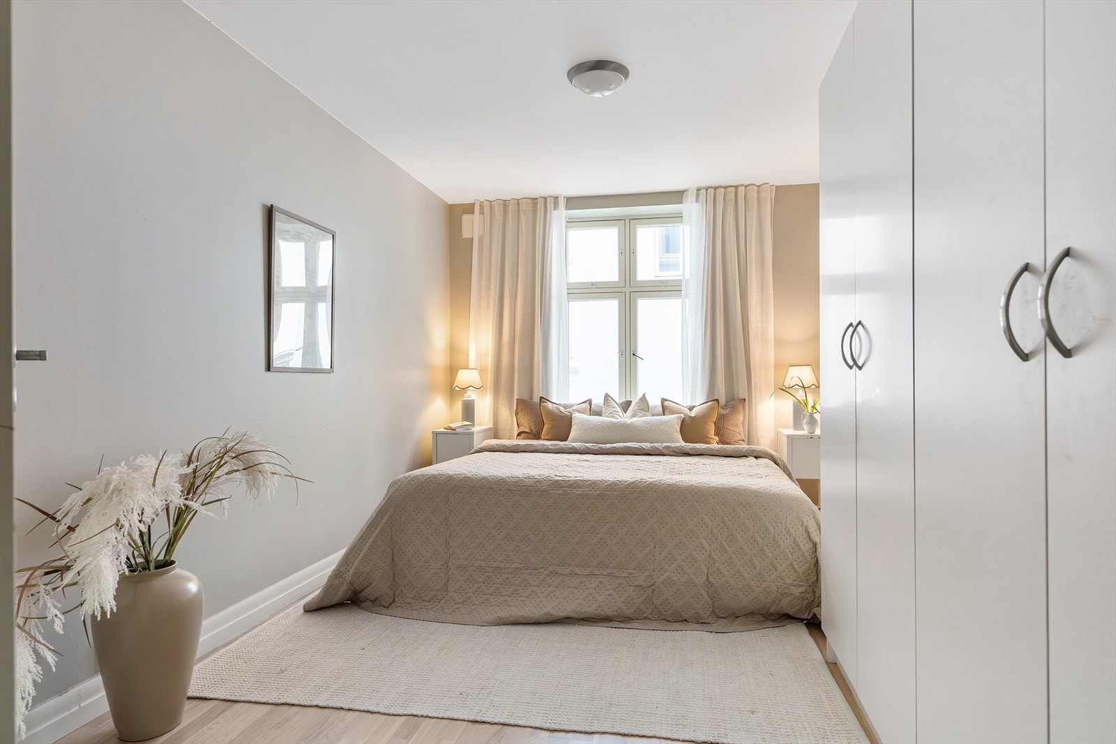 Soverom 1 har god plass til dobbeltseng og annet møblement. Galleribilde