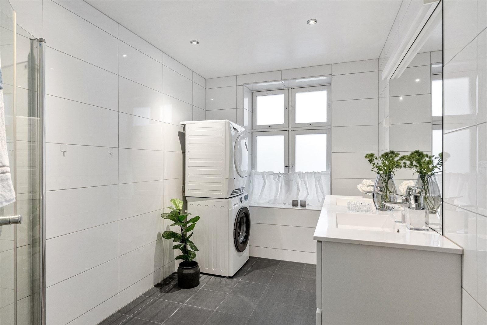 Stort og tidløst bad med gulvvarme. Badet er utstyrt med mekanisk avtrekk og opplegg for vaskemaskin. Galleribilde