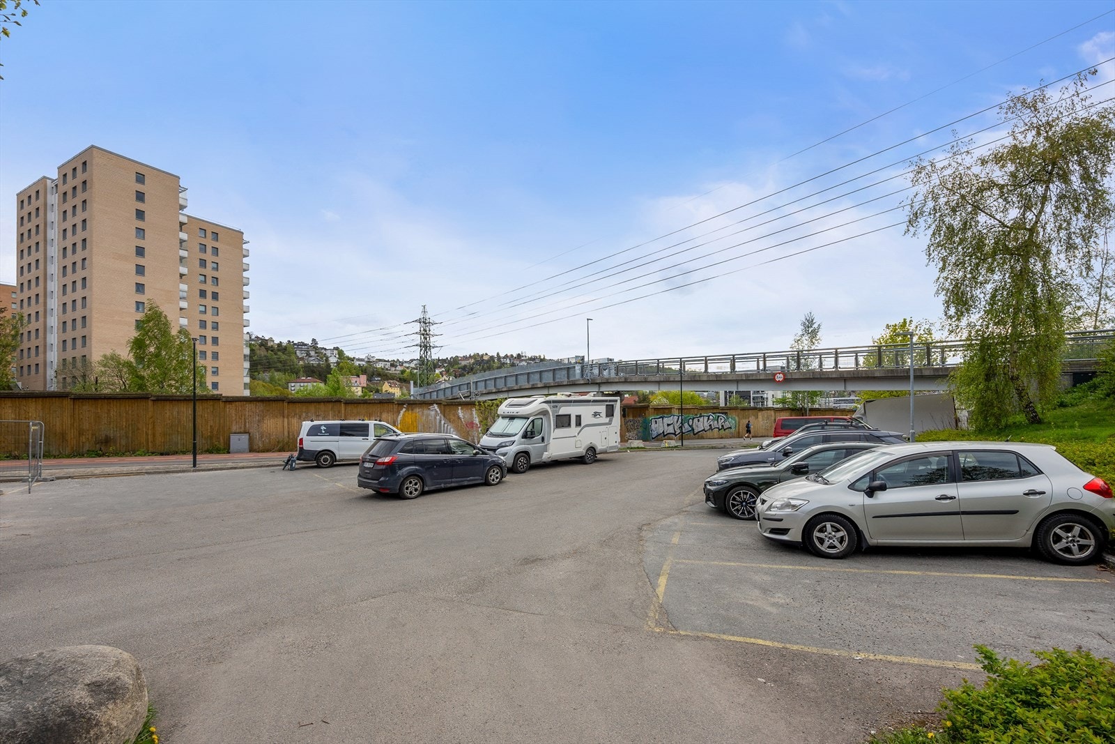 Sameiets beboer og gjesteparkering. Galleribilde