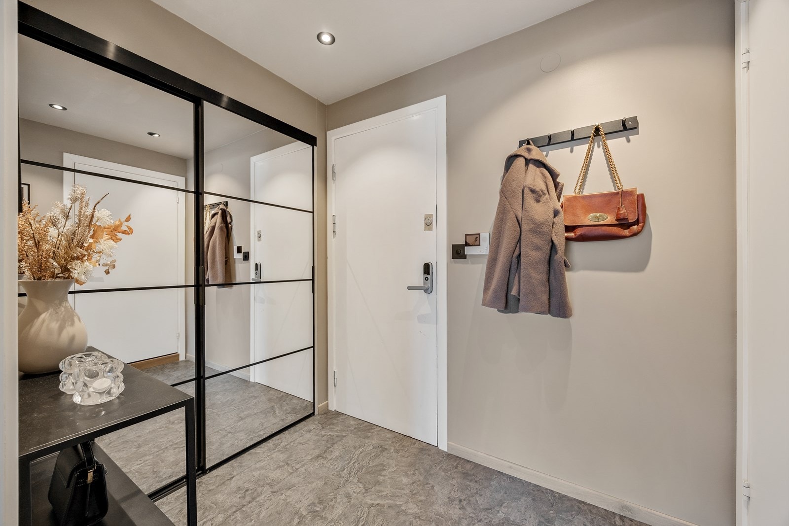 Entréen har plass til yttertøy og en skyvedørsgarderobe med speilfronter som gir en god romfølelse. Entreen er også utstyrt med varme i gulvet. Galleribilde