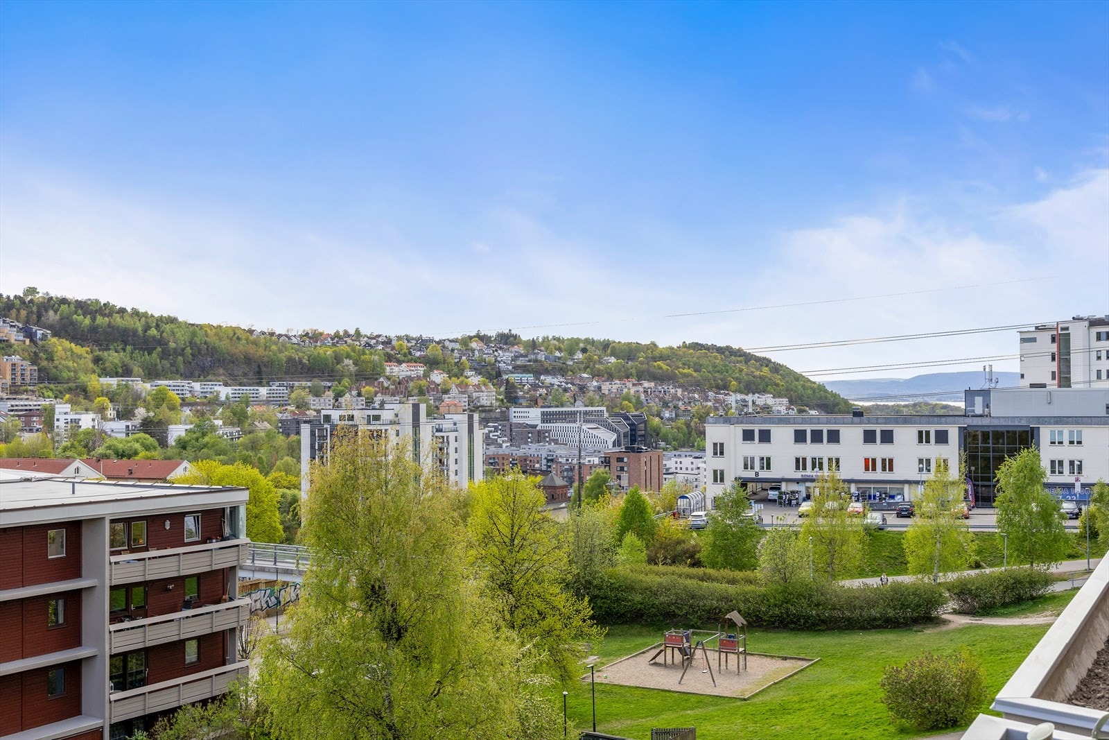 Kort vei til barnehager og skoler, som Vålerenga og Brynseng barneskoler. Galleribilde