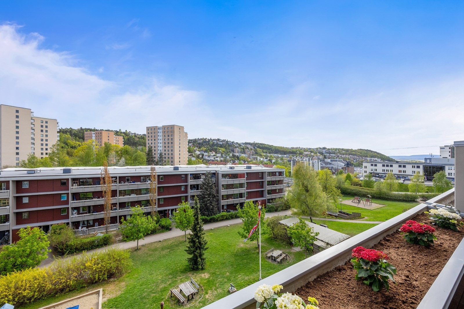 Leiligheten ligger i et rolig og veletablert boligområde, tilbaketrukket fra bystøy. Galleribilde