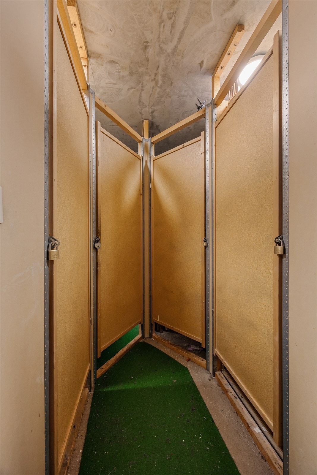 Leiligheten disponerer to eksterne boder i felles gang for ekstra lagringsplass. Galleribilde
