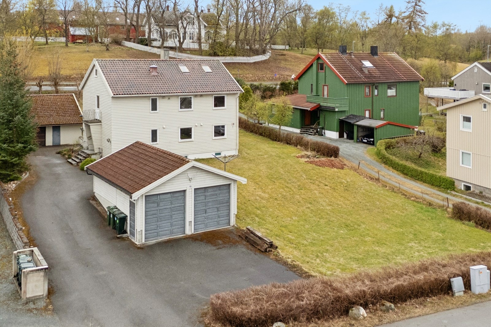 DNB Eiendom v/Espen Trana ønsker velkommen til Ole Hogstads veg 19 - Meget innholdsrik eiendom bestående av hel horr.delt 2-mannsbolig, 2 frittstående garasjer og stor eiet tomt på 1529 kvm. Boligen har oppgraderingsbehov. Galleribilde