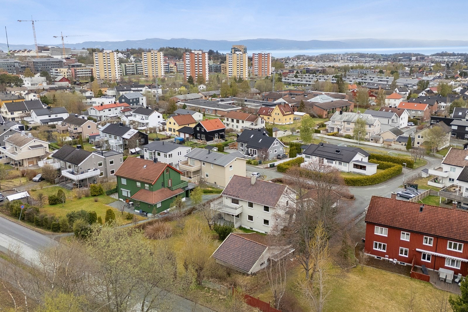 Populært og barnevennlig boligområde med kort vei til skoler, buss og friområder. Galleribilde