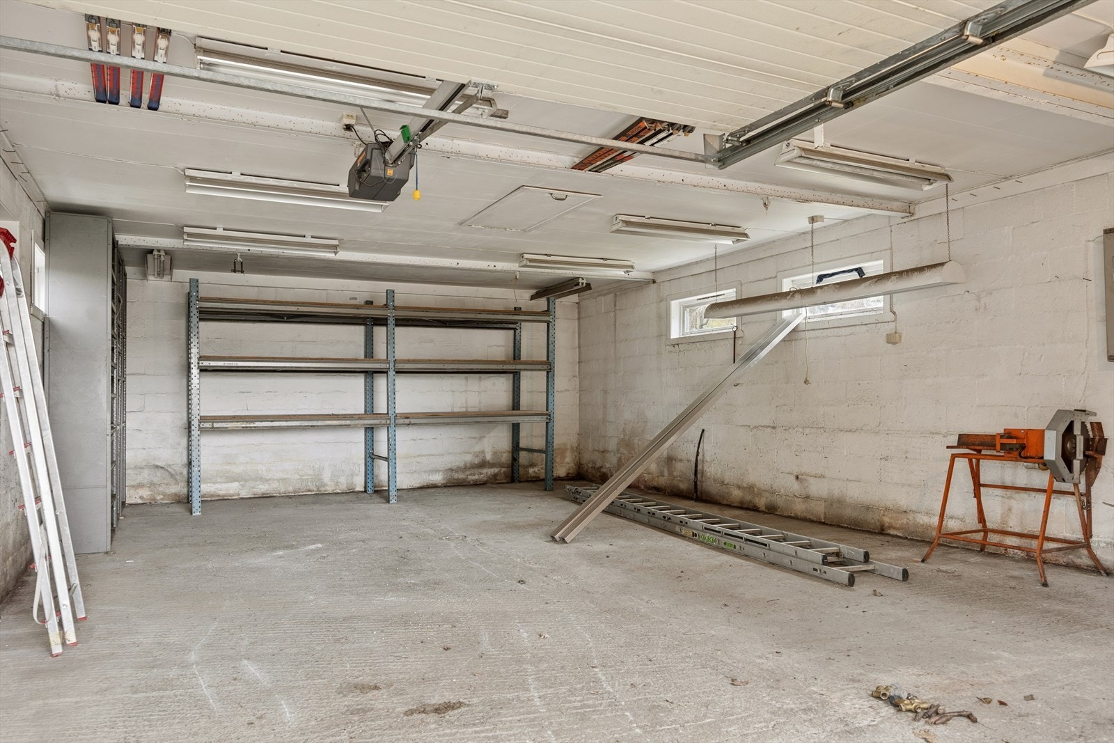 Garasje 1 innvendig. Lagringsmulighet erpå hems. Galleribilde
