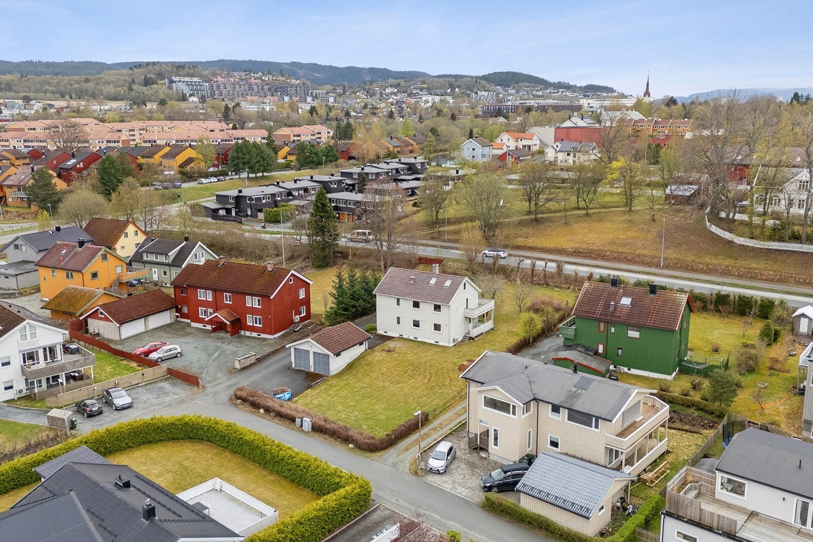 Eiendommen har en meget attraktiv og sentral beliggenhet på Eberg, med kort vei til skoler, sykkelbanen og bussforbindelser. Galleribilde