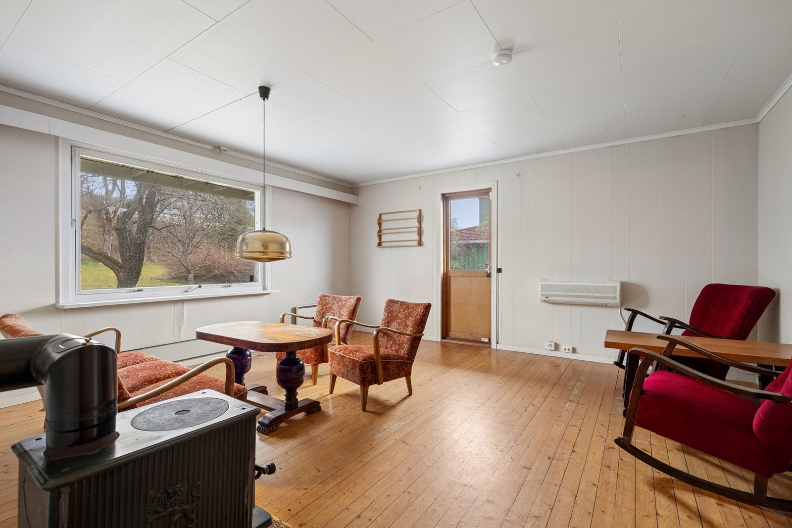 Stue i 1.etg. Varmepumpe og vedovn samt utgang til veranda. Galleribilde
