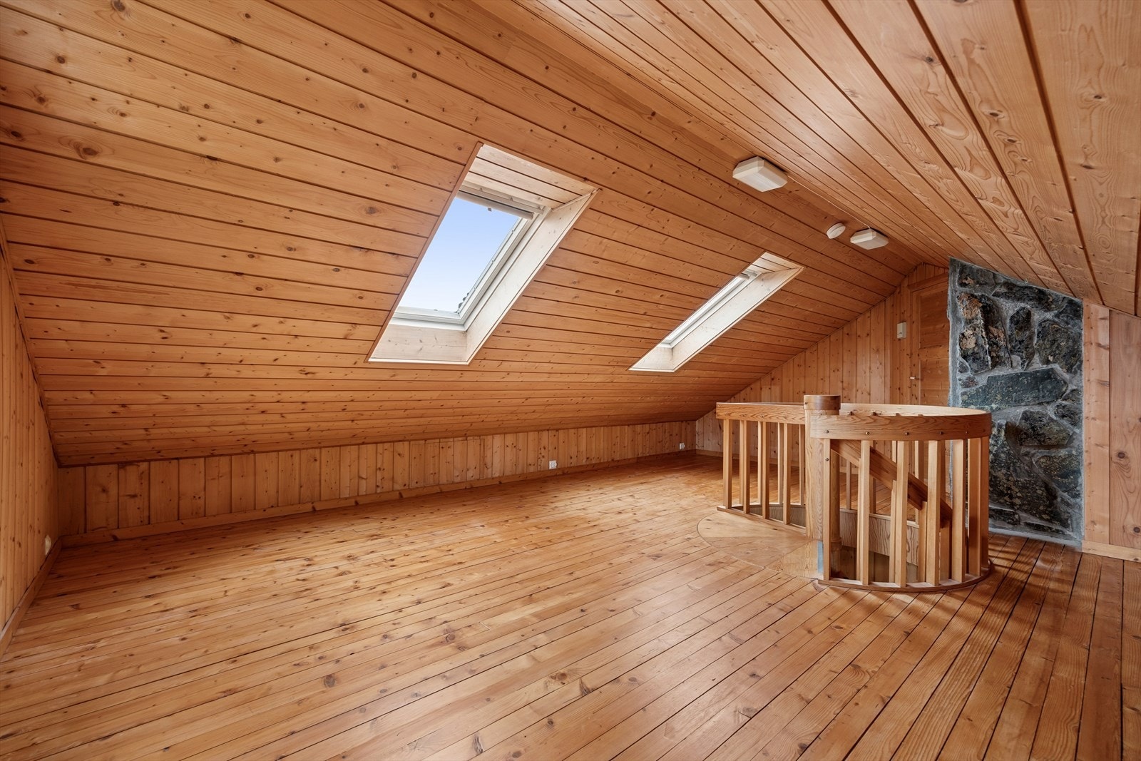 Deler av loft er søkt innredet. Galleribilde