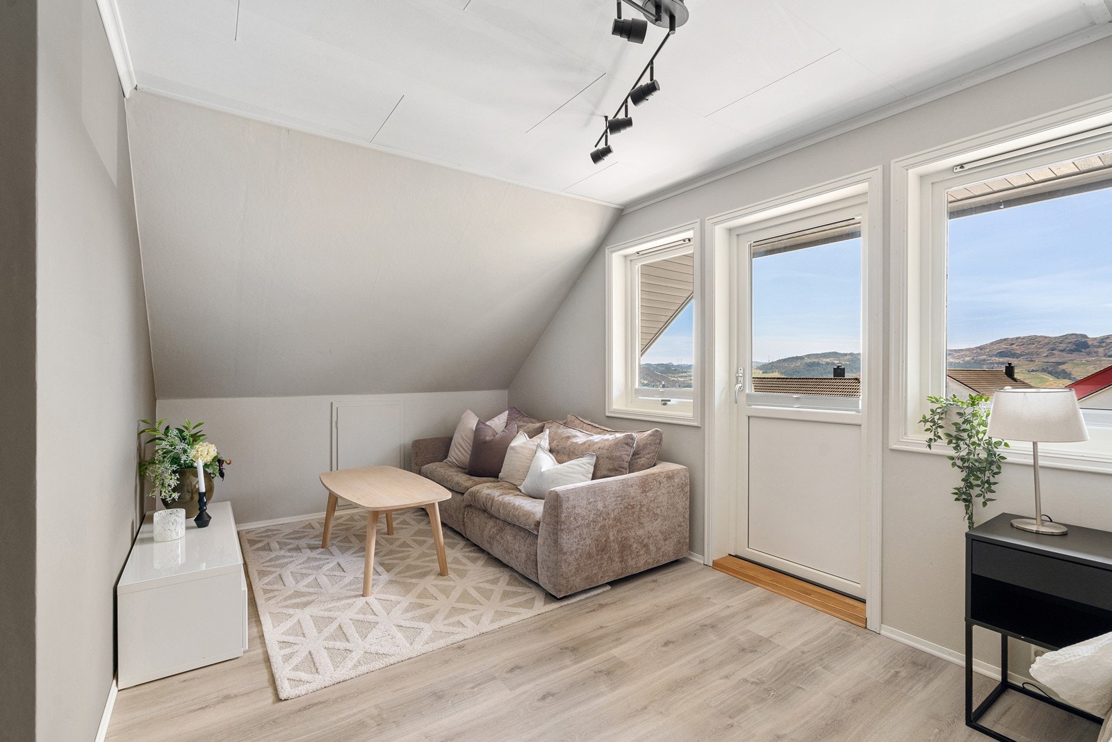 Et stort og fleksibelt soverom som med fordel kan brukes som loftstue - en praktisk og sosial løsning for familien. Rommet har utgang til luftebalkong. Galleribilde