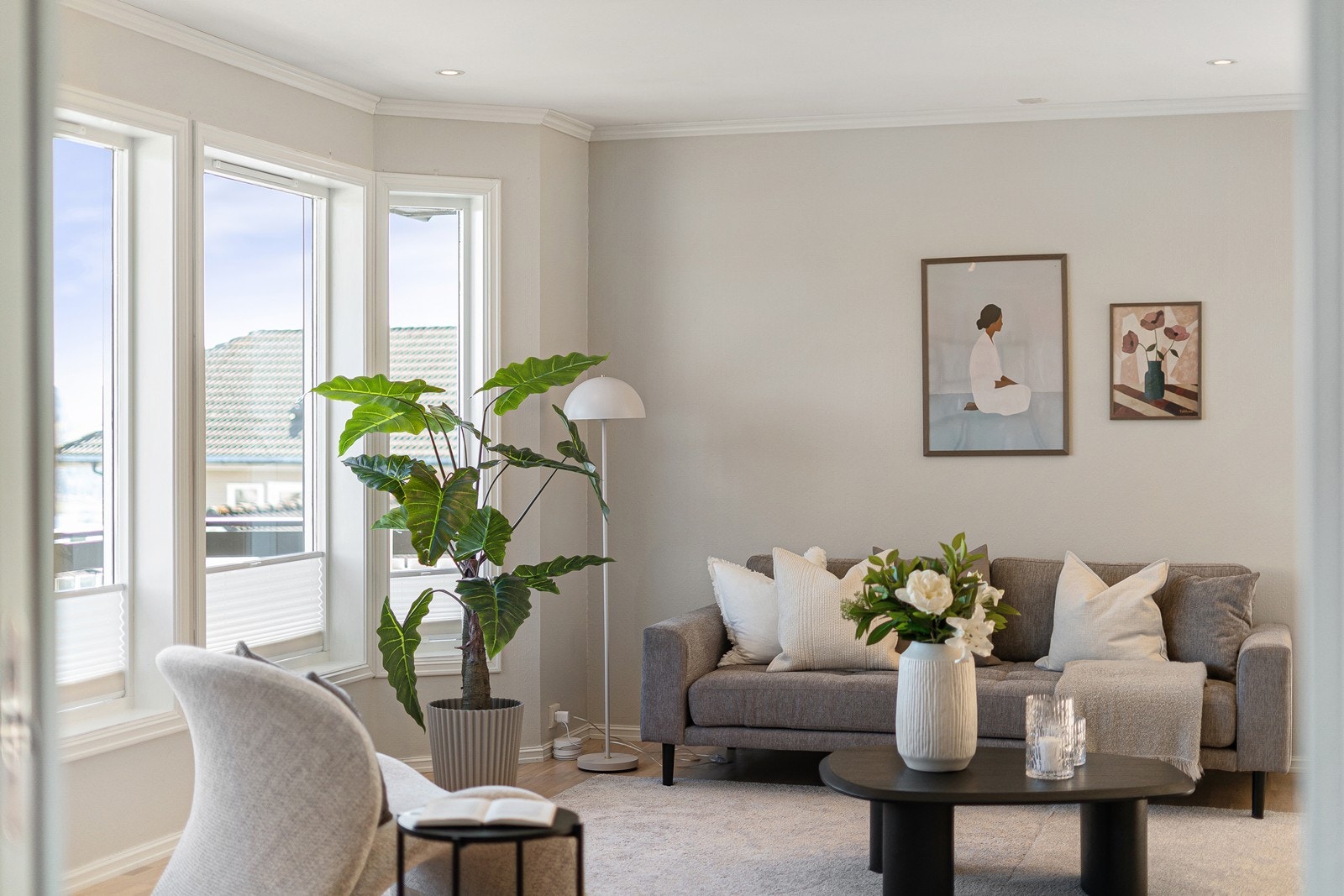 Et elegant karnappvindu - skaper en lun og innbydende nisje i rommet, med en herlig romfølelse og flott utsikt. Galleribilde