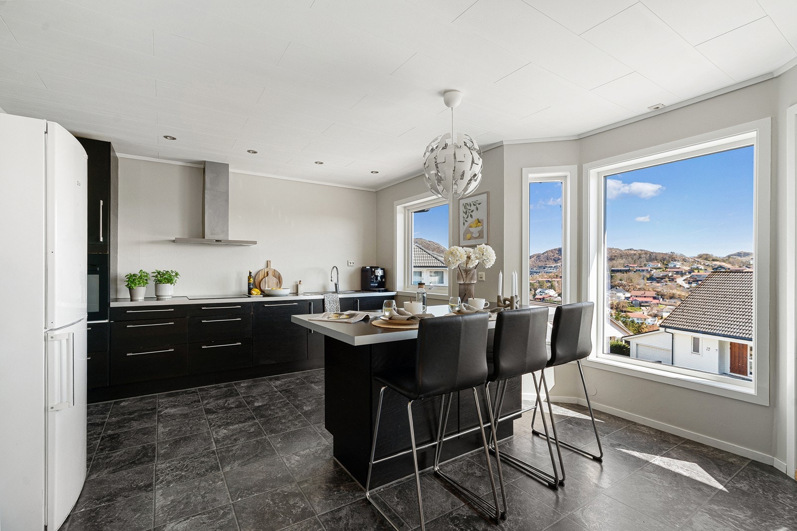 Kjøkkenet er innbydende og funksjonelt med rikelig skap- og benkeplass, samt en elegant kjøkkenøy. Galleribilde