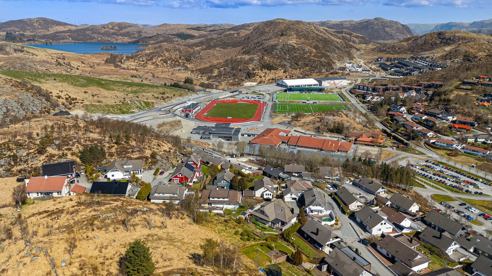Her bor du trygt og godt, med barnehage, skoler, idrettshall og sentralidrettsanlegg innen kort gangavstand. Eiendommen har en unik beliggenhet med direkte adkomst til naturskjønne og innbydende turområder. Galleribilde