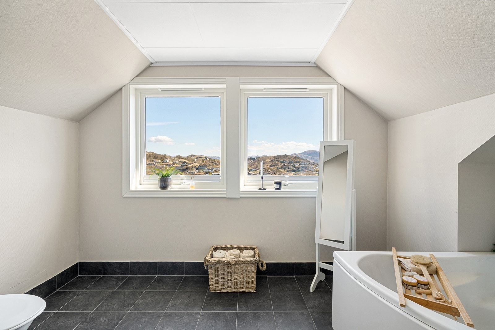 Den flotte utsikten fra badet er et ekstra pluss som gir en helt spesiell og behagelig stemning. Galleribilde