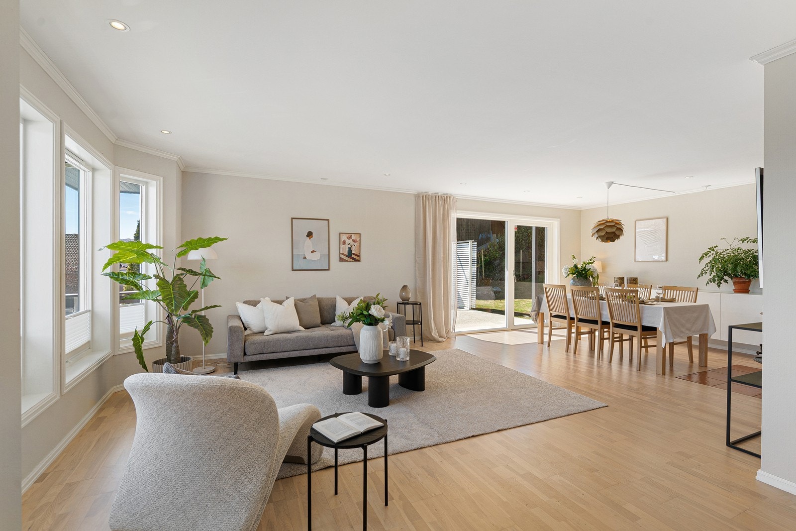 Her er det god plass til både sofa- og sittegrupper, samt et stort spisebord. Galleribilde