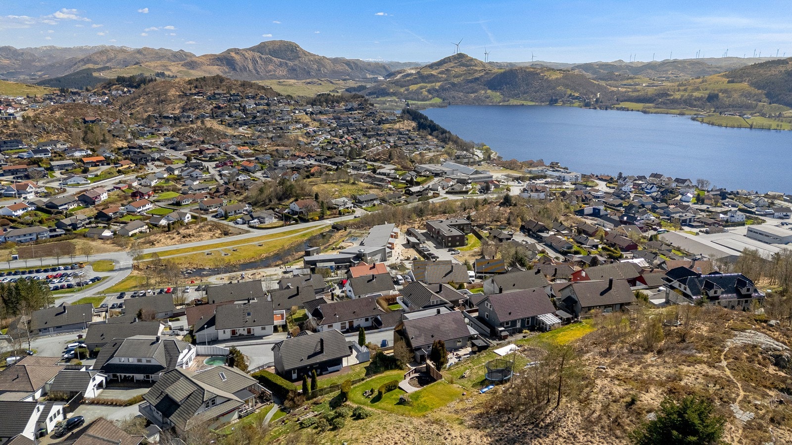Utsikten fra Husafjell er spektakulær med utsikt over Kodlifjellet og ned til Edlandsvatnet. Galleribilde