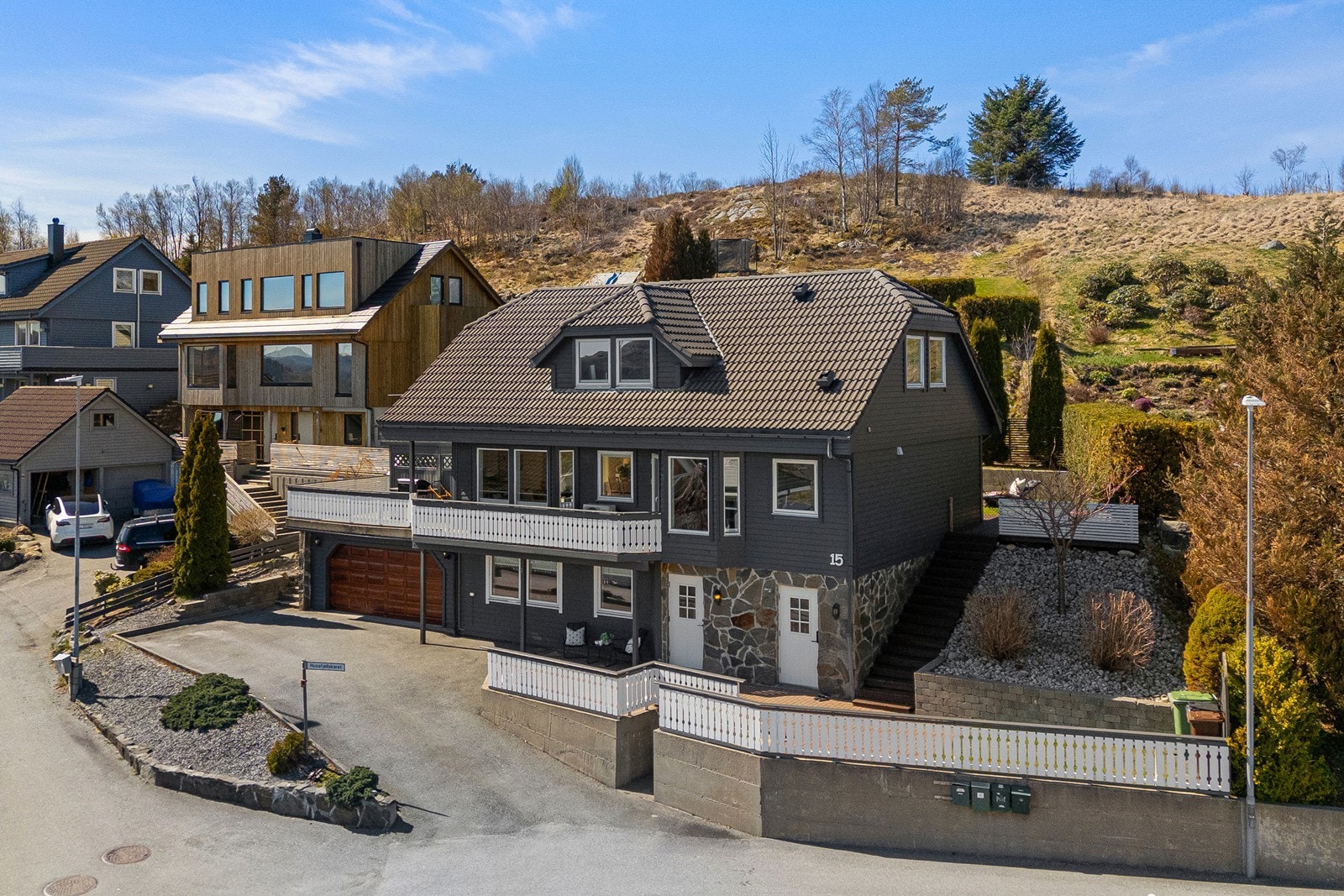 En smakfull og familievennlig bolig med en flott opparbeidet eiendom. Det er god plass til å parkere flere biler på gårdsplassen. Galleribilde