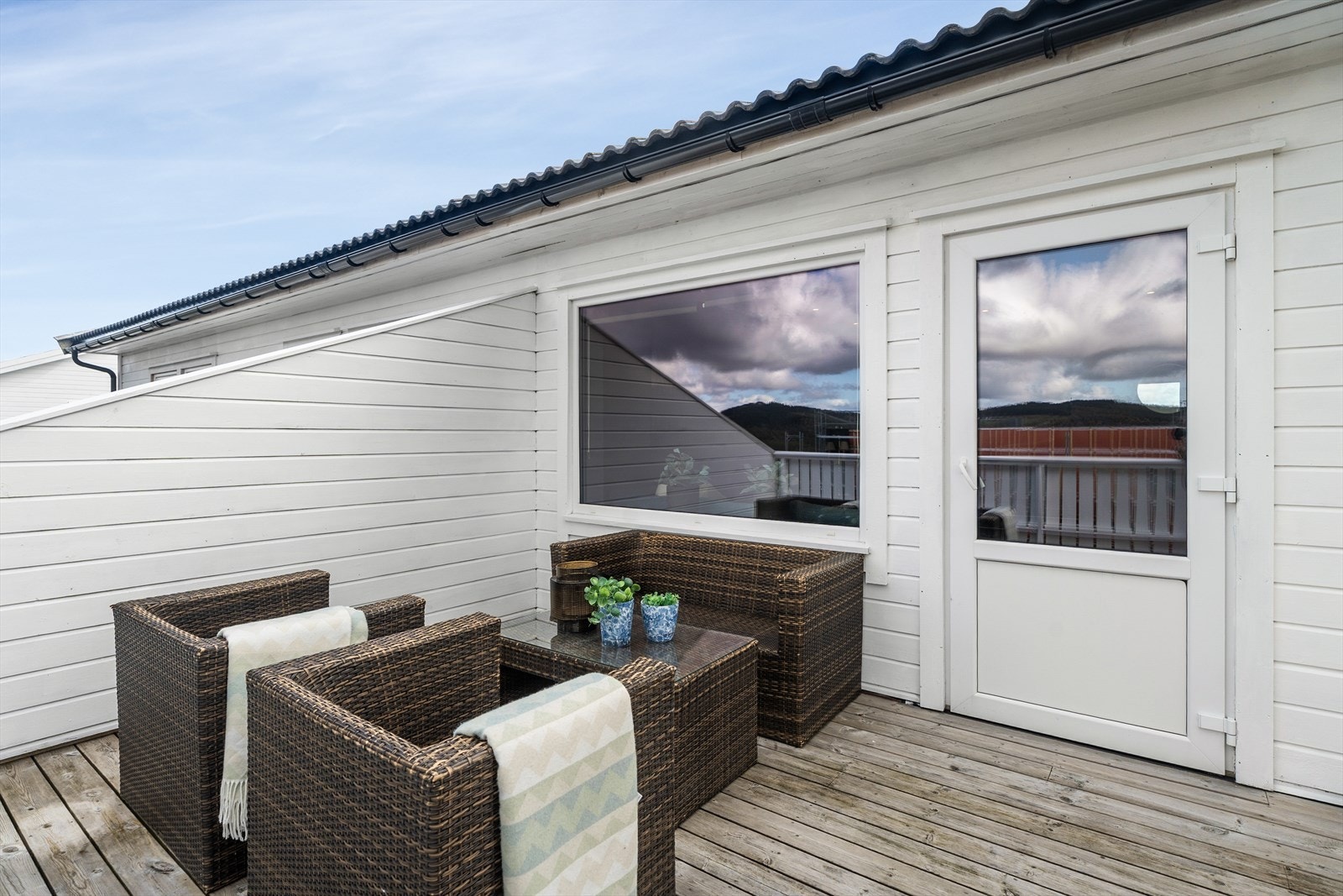 Gode møbleringsmuligheter med plass til sittegruppe og grill Galleribilde