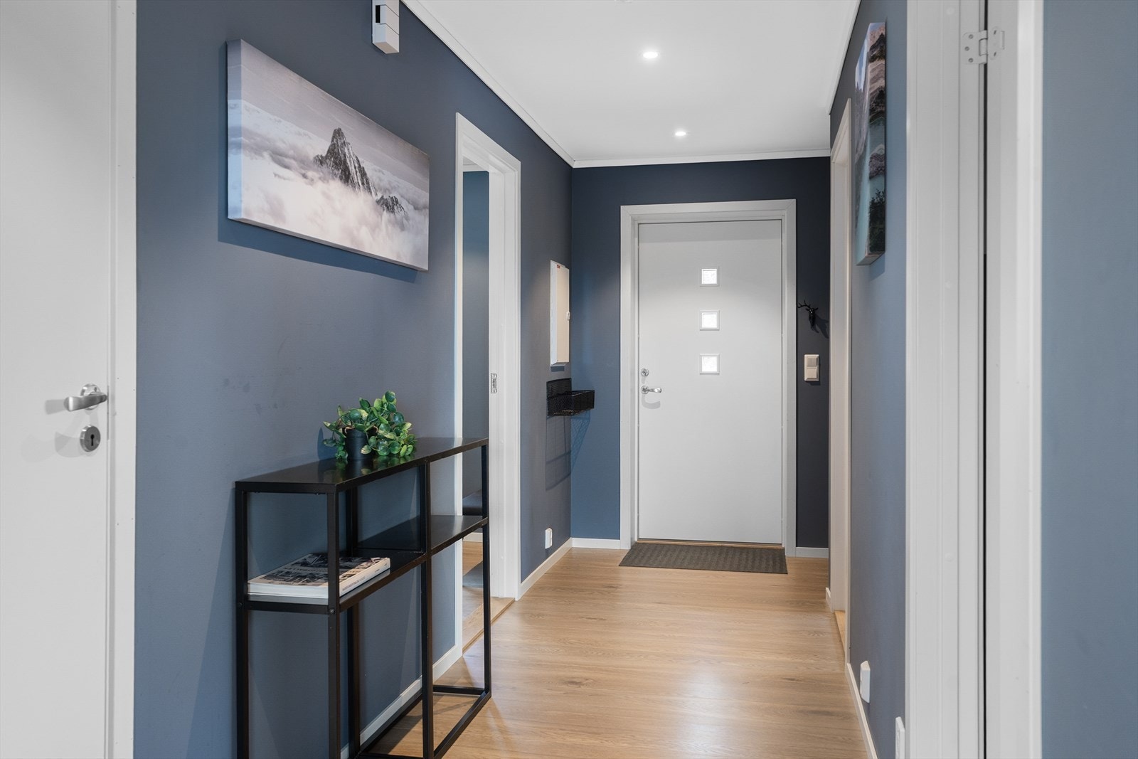 Velkommen inn til entré med plass til å henge fra seg yttertøy Galleribilde