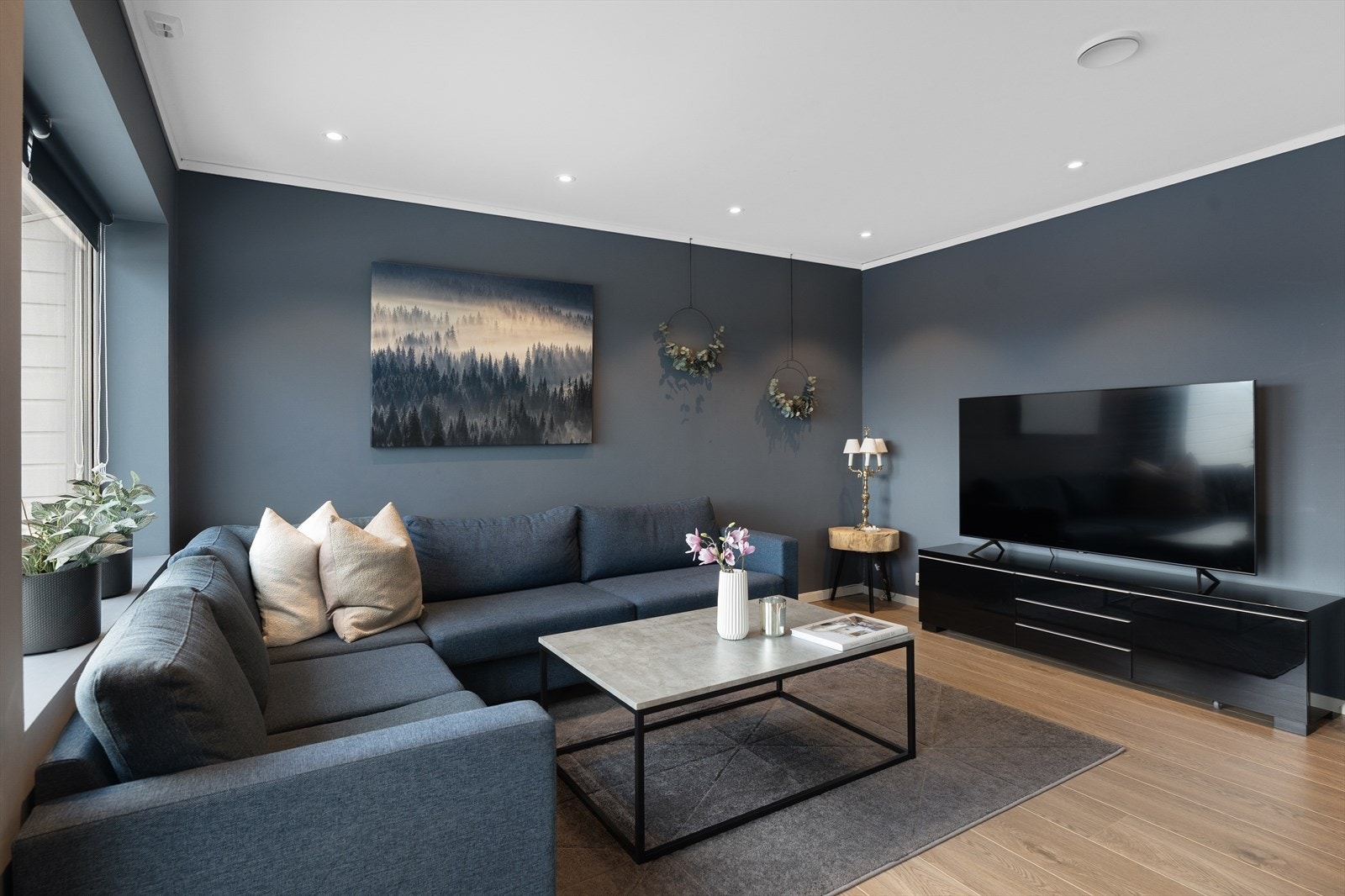 Stuen har gode møbleringsmuligheter med god plass til sofagruppe og spisebord Galleribilde