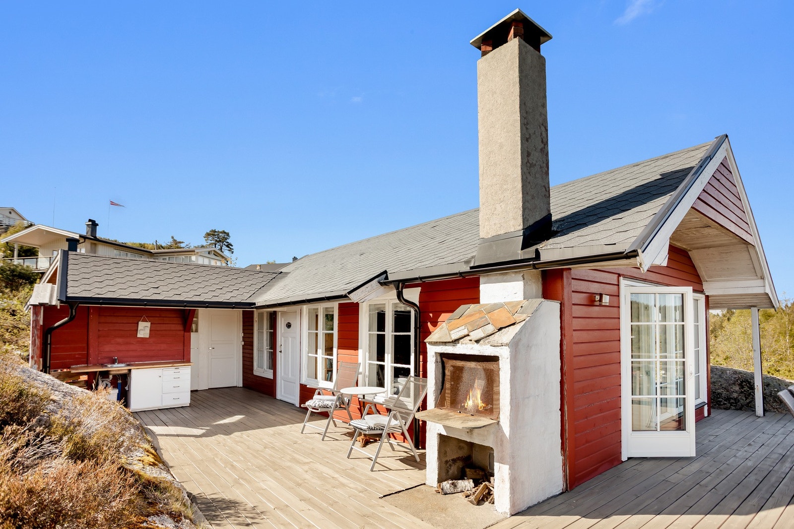 Sjarmerende hytte med sjøutsikt, gode solforhold, stor terrasse, båtplass og bilvei helt frem! Galleribilde