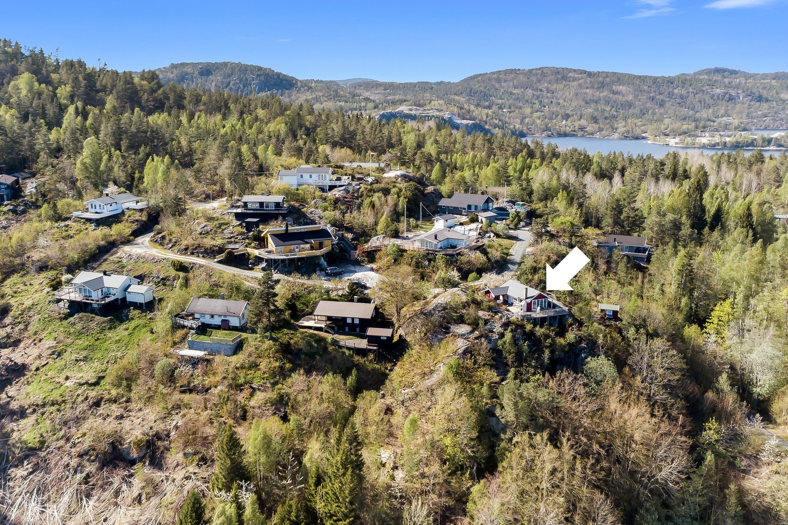 Eiendommen har bilvei helt frem og gode parkeringsmuligheter på tomten. Galleribilde