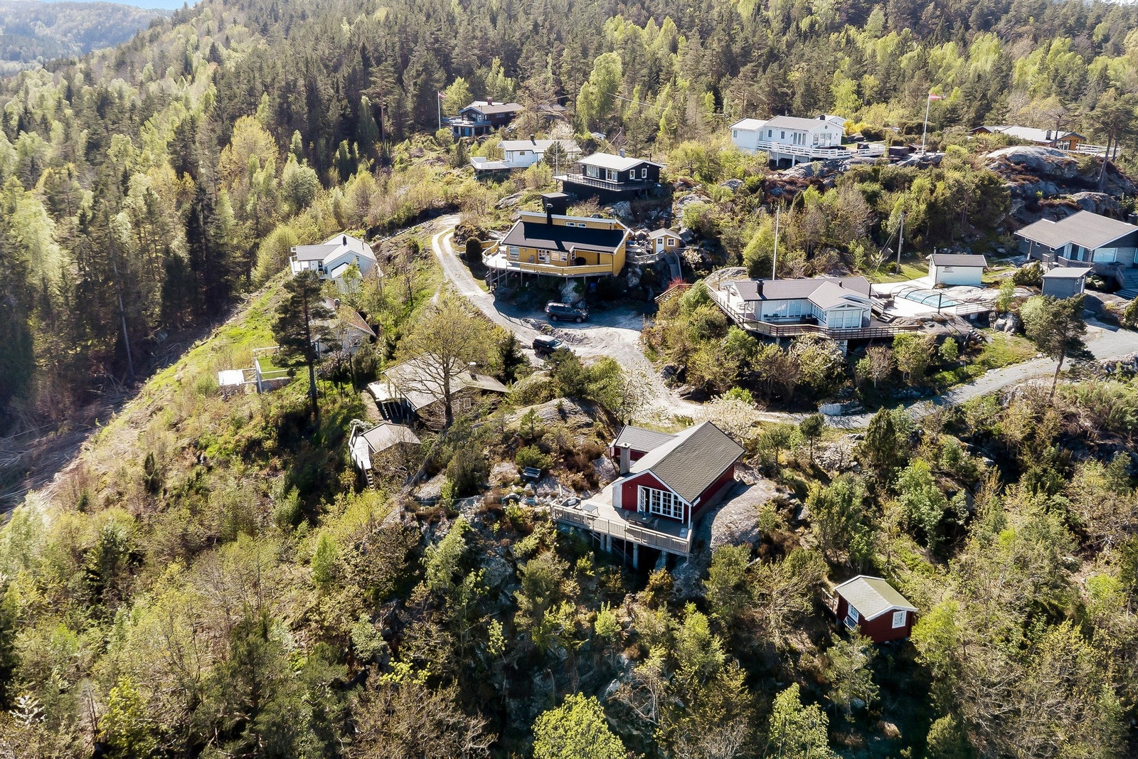 Eiendommen ligger i vakre Barlandskilen, et område kjent for sin skjermede beliggenhet og gode solforhold. Galleribilde