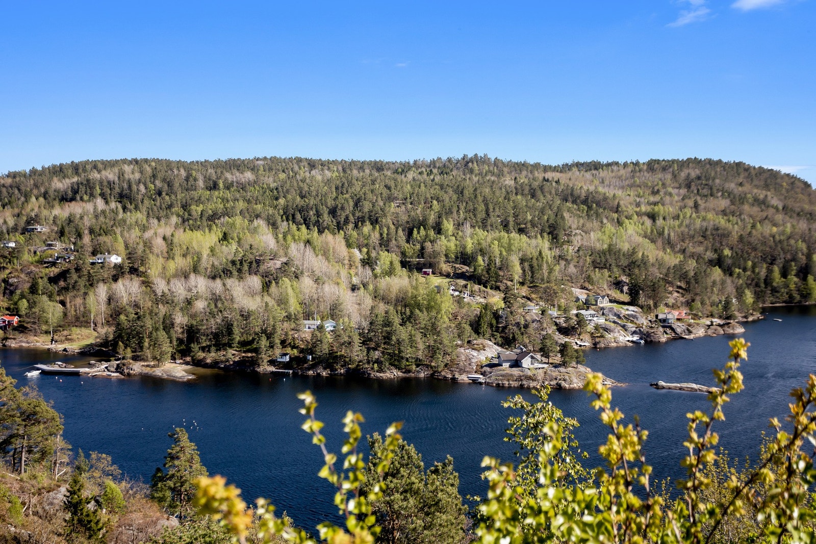 Kragerø sentrum nås enkelt med båt på rundt ti minutter, og for daglige behov ligger Alti Senter Sannidal en kort kjøretur unna. Galleribilde