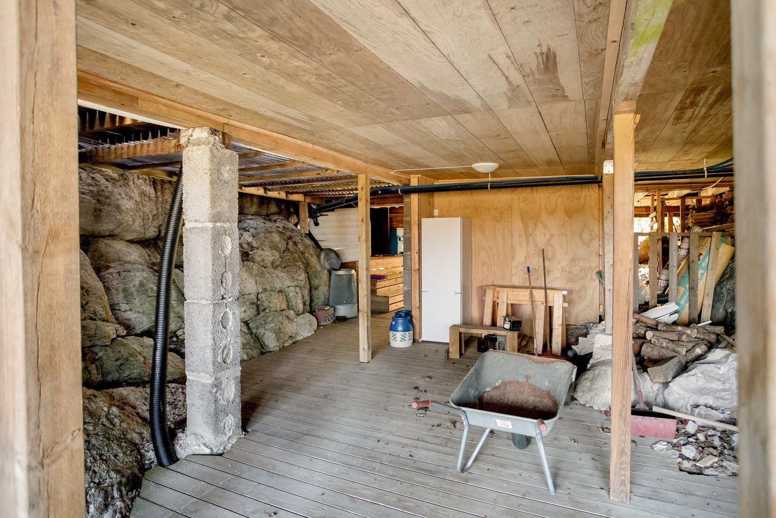 Under hytta har du praktiske rom og lagringsplass! Galleribilde