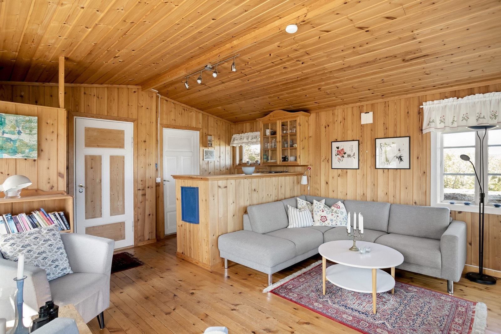 Stue/kjøkkenet er lys og romslig, med gode muligheter for ulike møbleringsløsninger. Galleribilde