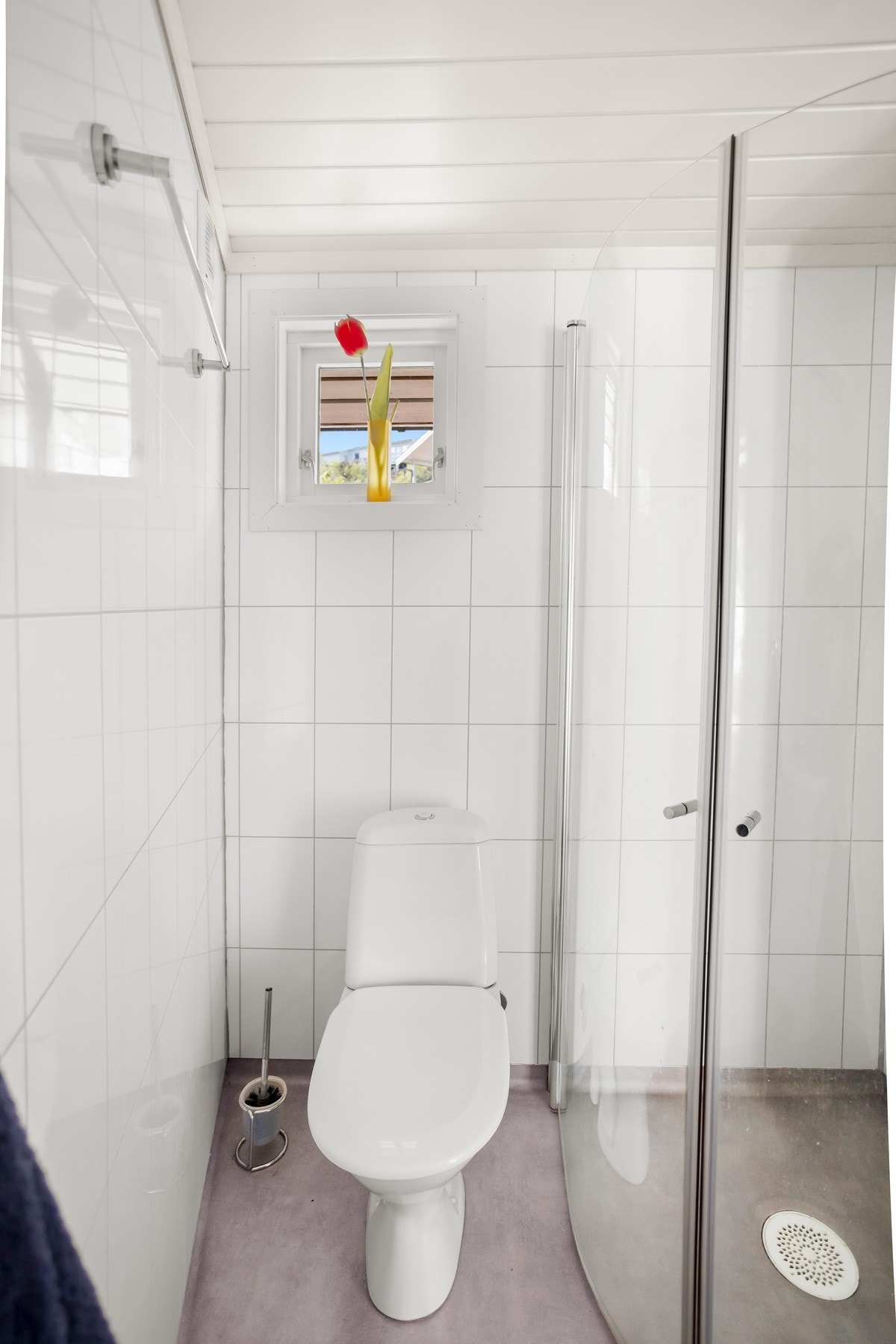 Det er innredet med en nedfelt servant, toalett og dusjhjørne med dusjvegger. Galleribilde