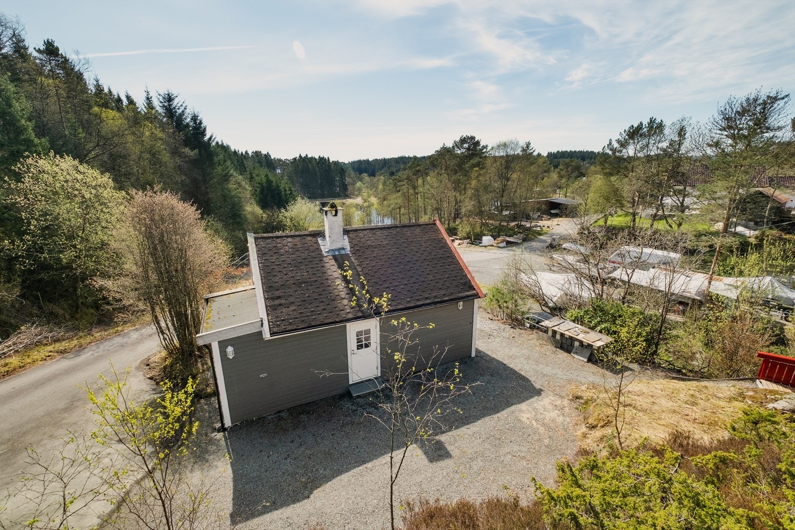 Det er ca. 1,3 km til bussholdeplass i Grimseidvegen, og ca. 5 km til Lagunen med alt av butikker, servicetilbud, servicetilbud og knutepunkt for kollektivtransport. Galleribilde