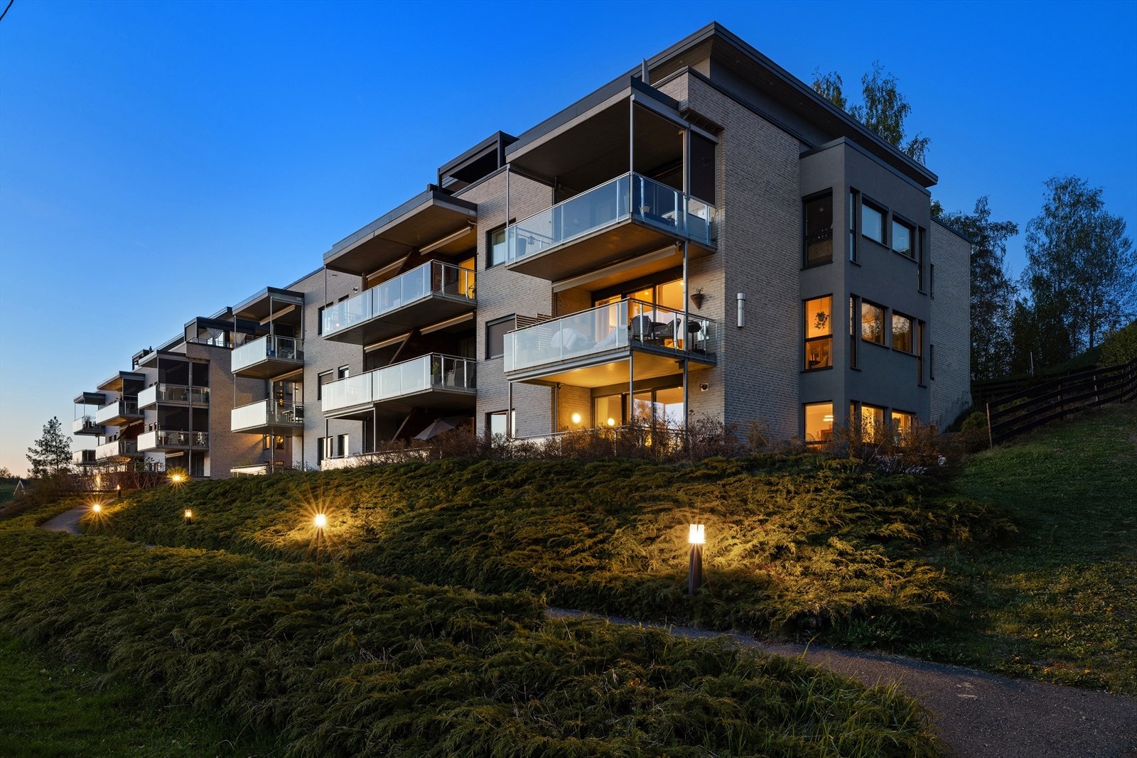 Bygget har en moderne arkitektur med store balkonger og terrasseleiligheter. Galleribilde