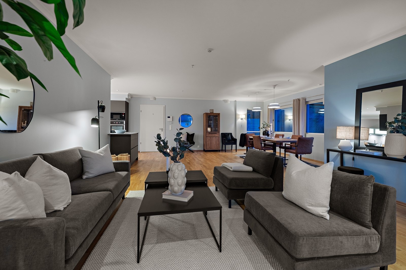 Stuen er lett å møblere og har god plass til en romslig sofagruppe. Galleribilde