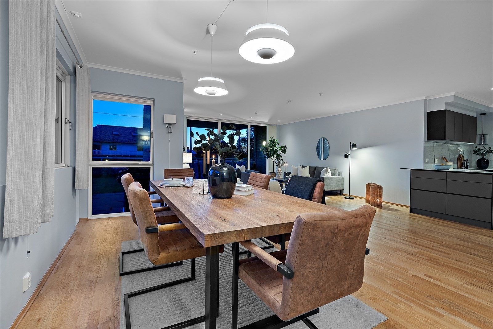 Spisestuen har plass til et stort spisebord for hyggelige sammenkomster. Galleribilde