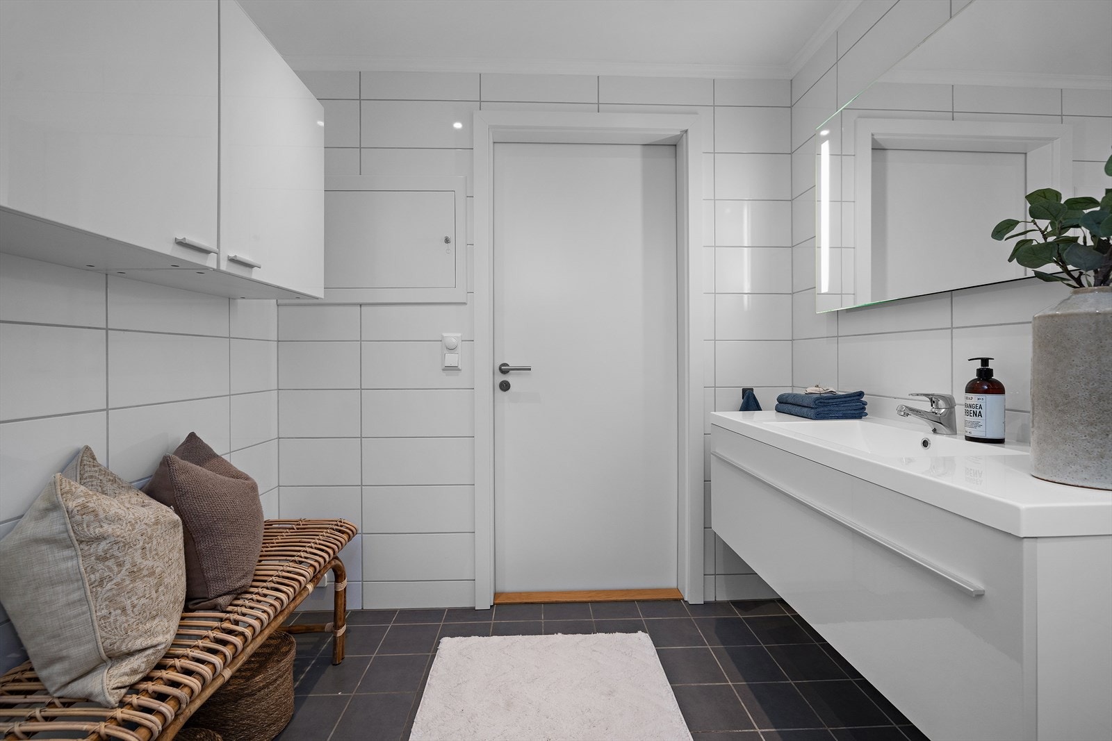 Hovedbadet har en bred servantinnredning med god oppbevaringsplass og speil med integrert belysning. Galleribilde