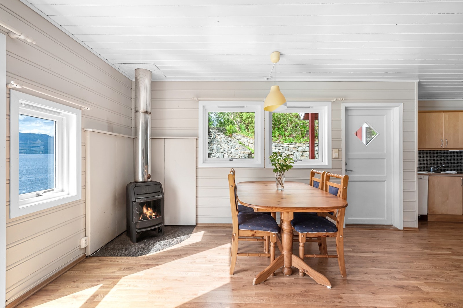 Spiseplass i stuen med peisovn for kjølige dager. Galleribilde
