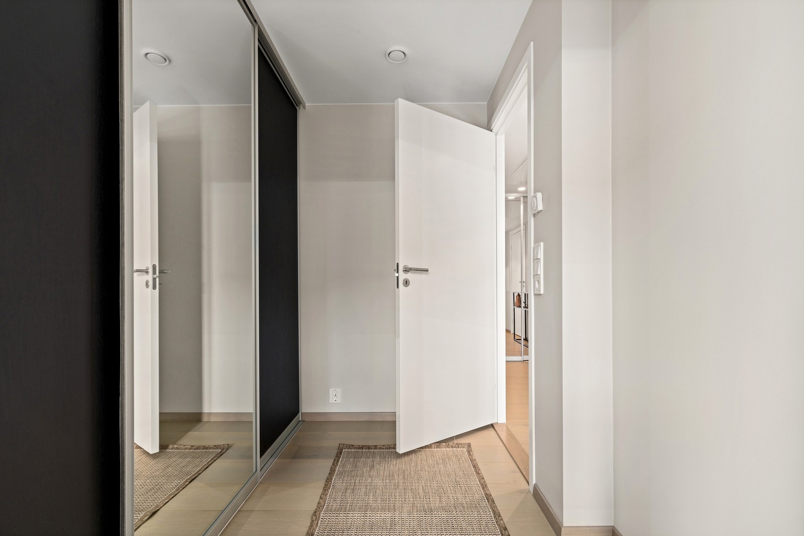 Soverom 2 ved entré er inndelt i garderobe og soverom Galleribilde