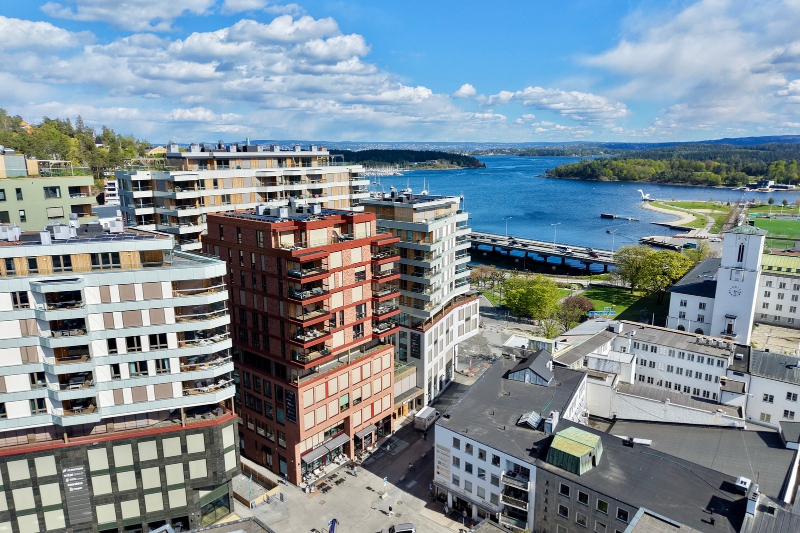 Leiligheten inngår i et nyoppført sentrumskvartal med umiddelbar nærhet til handel, kultur, togstasjon og fjordidyll Galleribilde