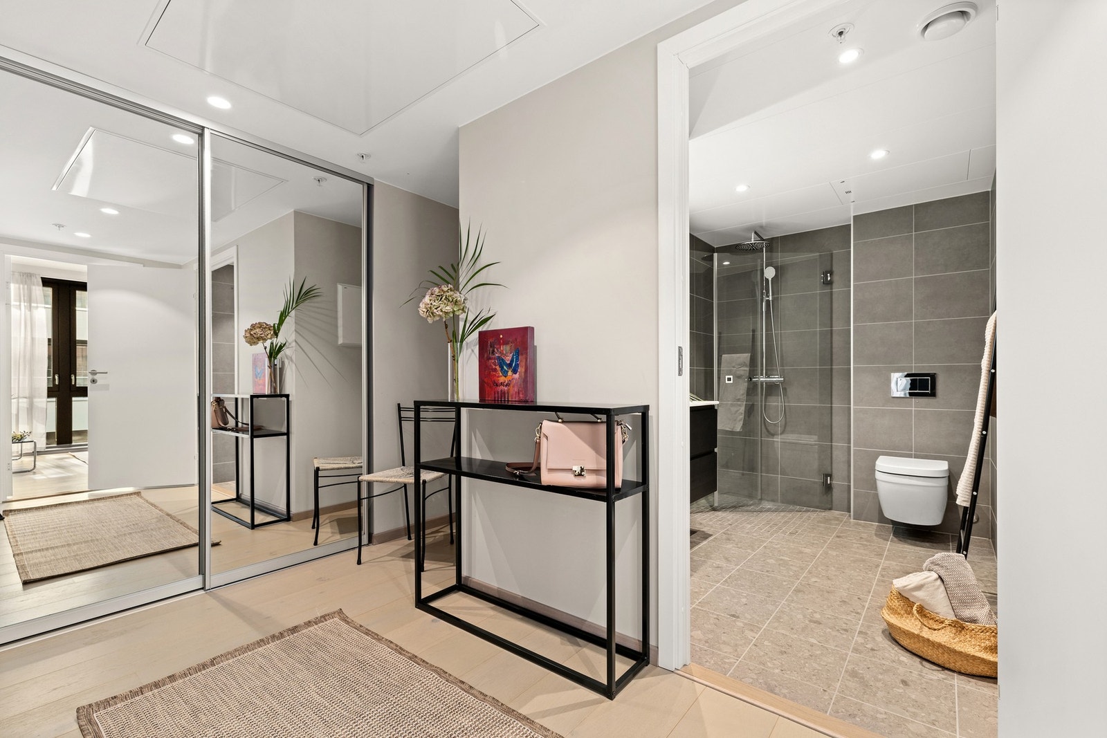 Entréen er utstyrt med en stor og god skyvedørsgarderobe med speilfronter Galleribilde