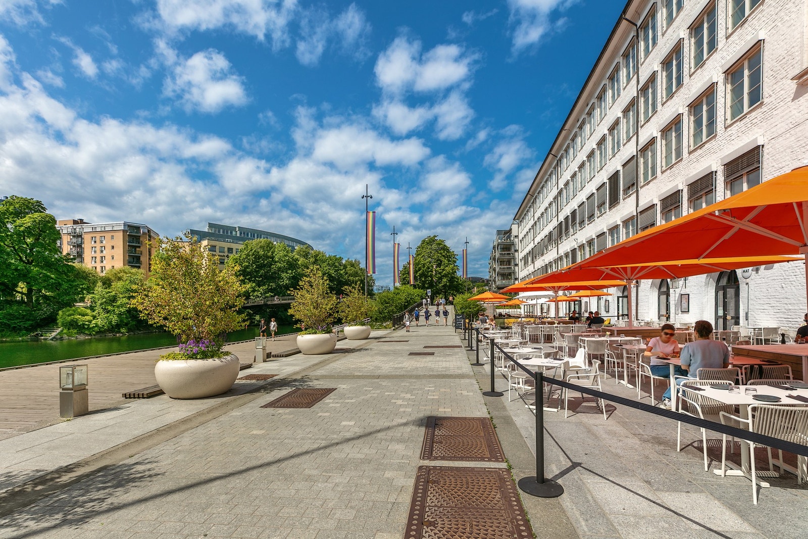 Ved bryggeanlegget langs elva har Sandvika Folkebad både scene, restaurant og en solfylt uteservering Galleribilde
