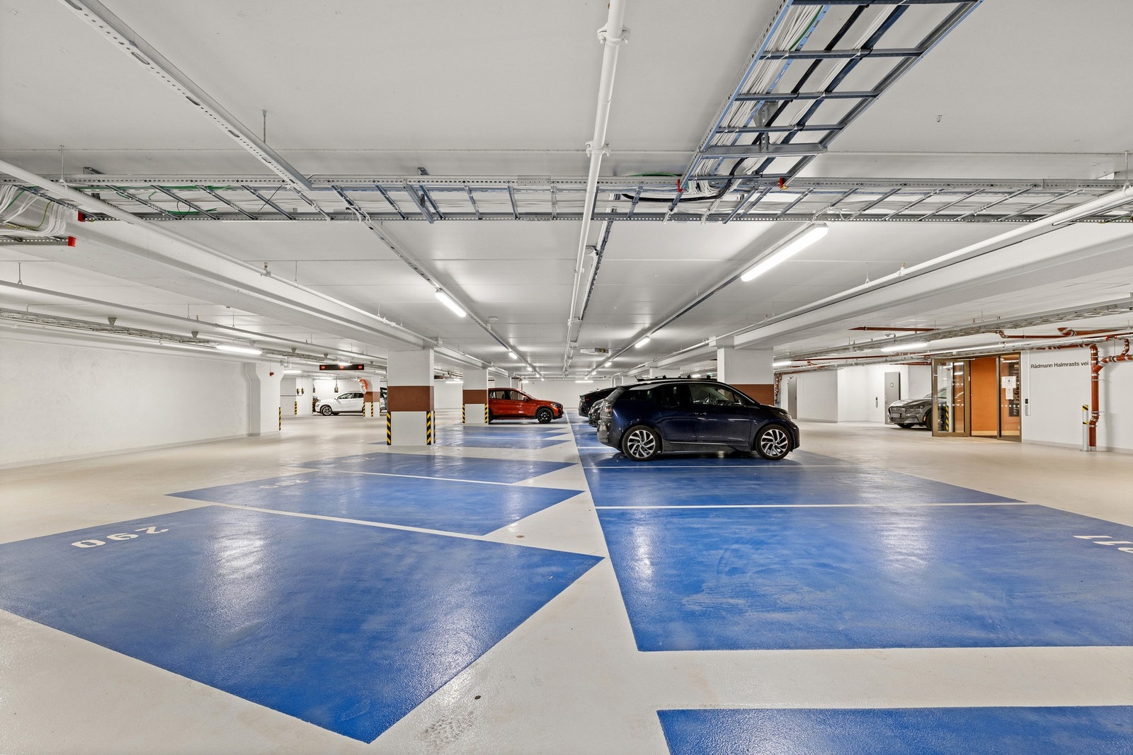Det er muligheter for leie av biloppstillingsplass Galleribilde