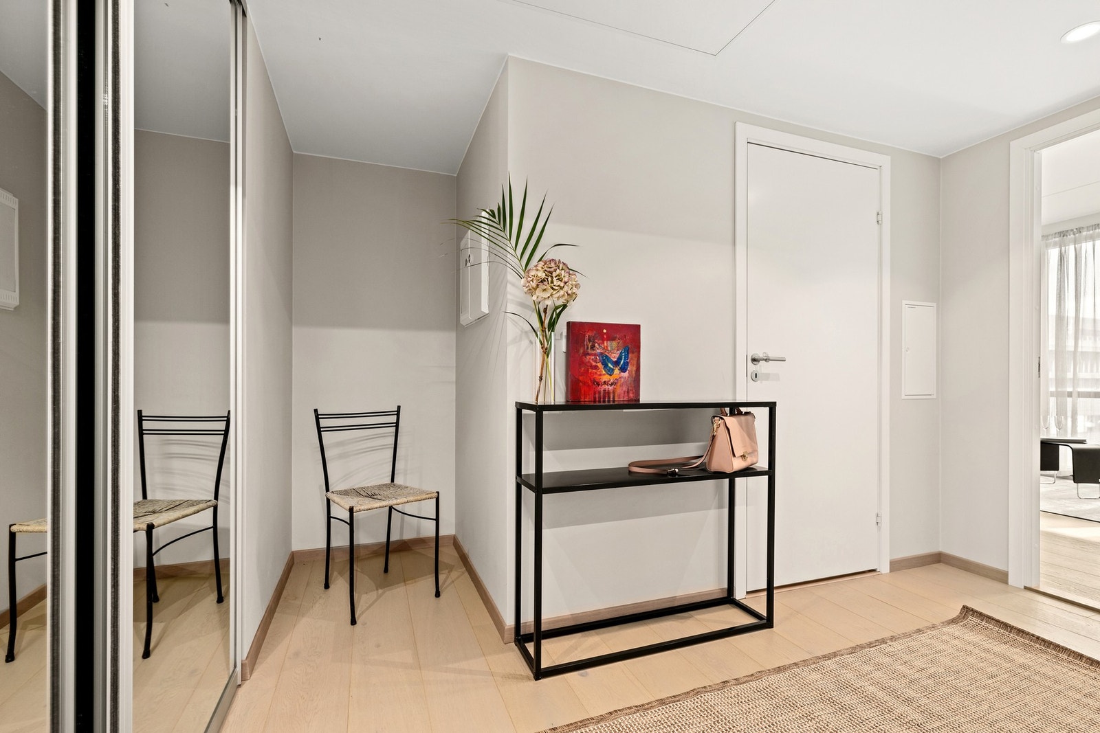 Entré/gang har fin mulighet for klesoppheng og diverse oppbevaringsmøbel Galleribilde