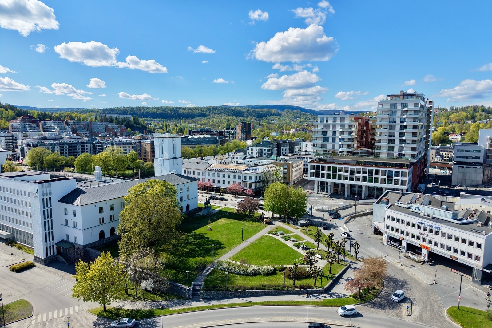Leiligheten har en praktfull beliggenhet med tilknytning til elva, Rådhusparken og kystlinjen utenfor Galleribilde