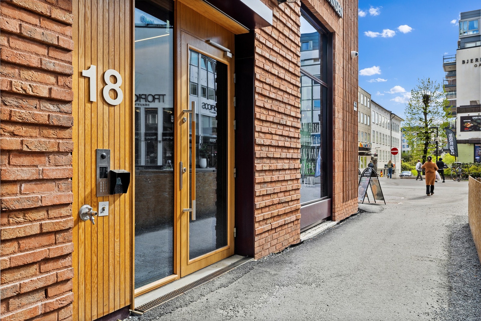 Inngangspartiet er tilknyttet et hyggelig gatetun med servering og forretninger Galleribilde