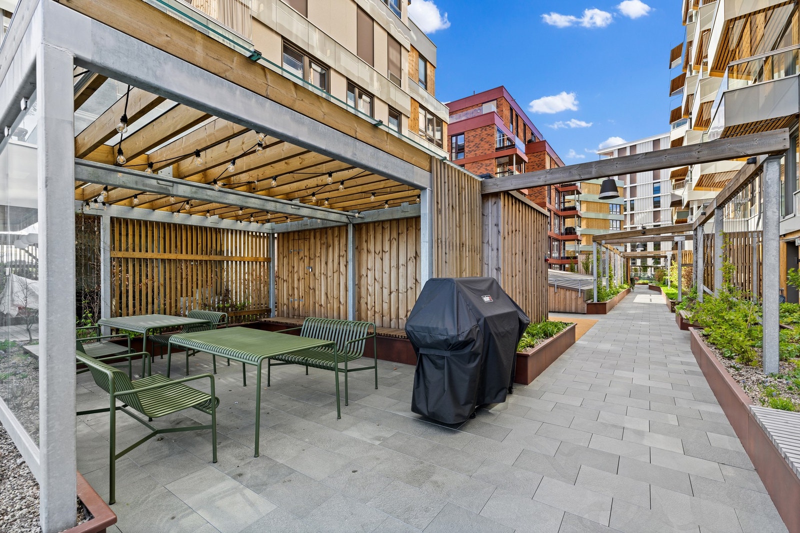 Ytterste del av takhagen har sittegrupper og pergola Galleribilde