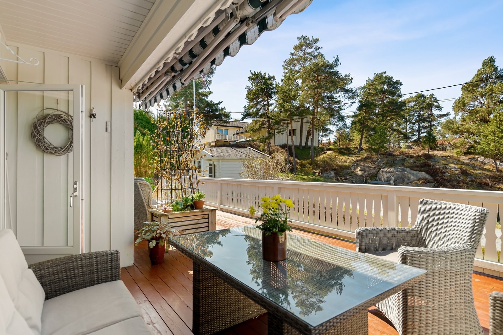 Markise skjermer de varmeste sommerdagene Galleribilde