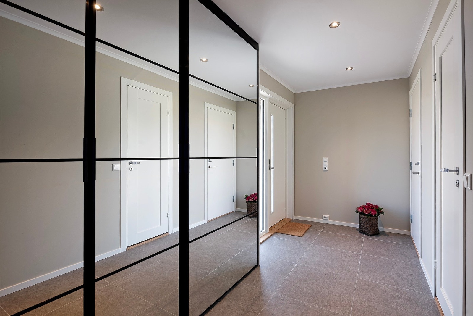 Velkommen inn! Stor fin hall med skyvedørsgarderobe Galleribilde