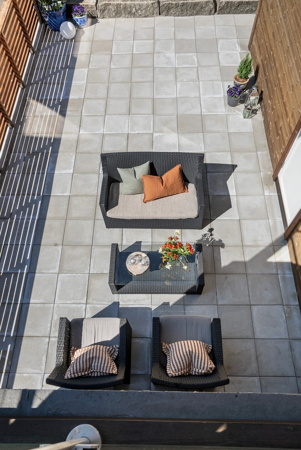 Det er også flott terrasse på bakkeplan, og videre i hagen Galleribilde